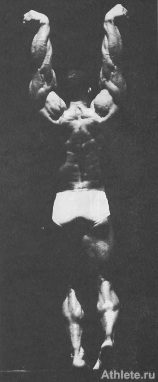 Серджио Олива демонстрирует превосходное развитие средней и нижней части спины. 