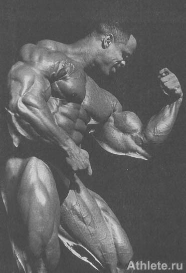 Пол Диллетт показывает важность пропорций в создании чемпионской мускулатуры. Для культуриста таких размеров недостаточно просто иметь большие руки; они должны быть большими пропорционально остальным частям тела, как в данном случае. 
