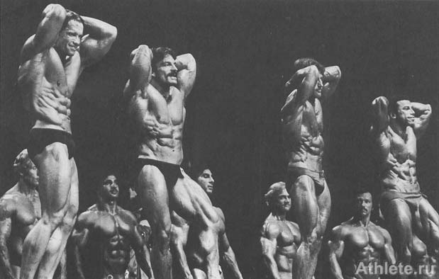 Позирование на Олимпии 1980 года: Арнольд Шварценеггер, Майк Ментцер, Фрэнк Зейн и Крис Дикерсон