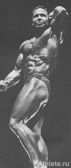 Когда Билл Перл побеждал на своих первых соревнованиях в начале 1950-х годов, выдающееся развитие мышц брюшного пресса не считалось абсолютно необходимым. Однако к тому времени, когда он завоевал титул Мистер Вселенная, его брюшной пресс выглядел фантастически, несмотря на то, что вес его тела увеличился. 